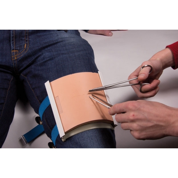 Pritrdilni sistem za trenažer šivanja